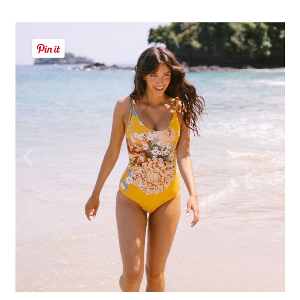 Albion Fit "the Natalie" size small. very small snag on front.  Otherwise, EUC!